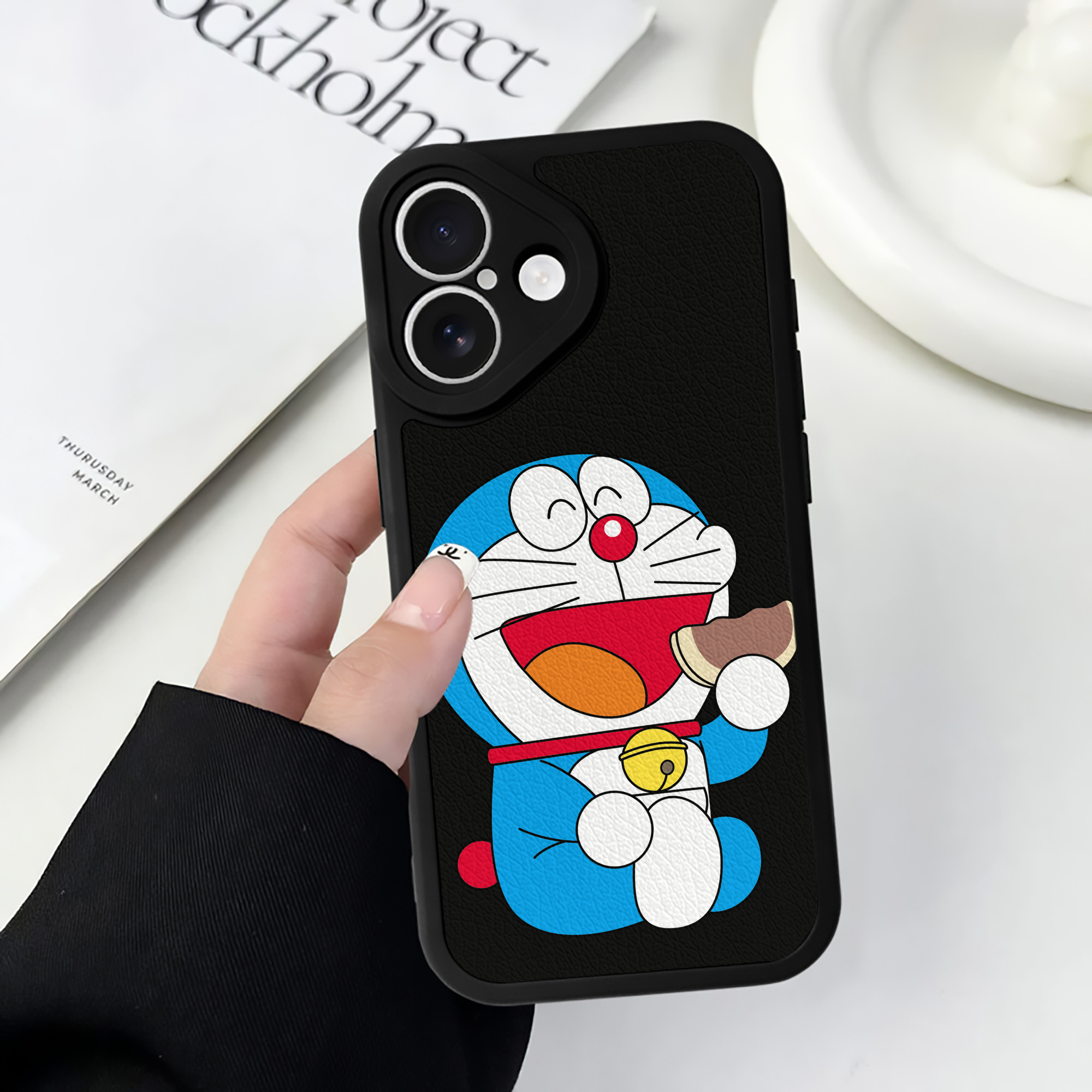 （画像用） ドラえもん Doraemon 【iPhone 16シリーズ対応】シリコンスマホケース（レザー調） 材質：シリコン